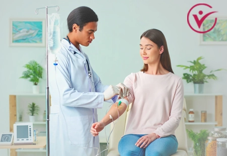 Врач делает капельницу пациенту